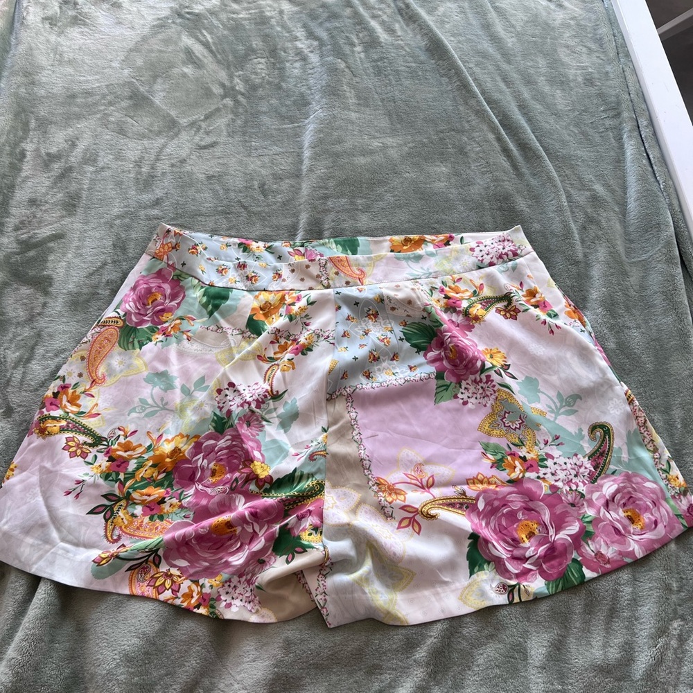 Pleat Front Floral Satin Short w/pockets (NWOT) - Picture 6 of 8